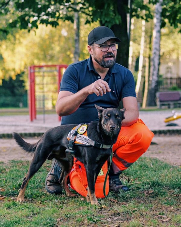 Robert mit Rettungshund Knox